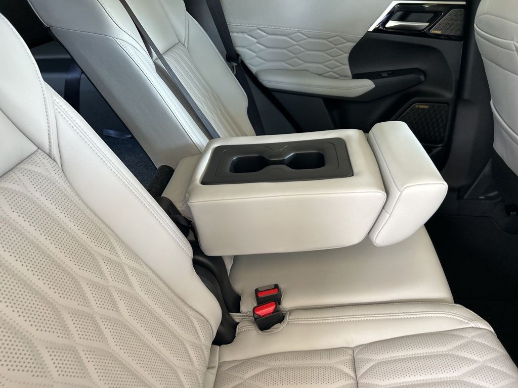 2025 Mitsubishi Outlander Black Edition photo 28
