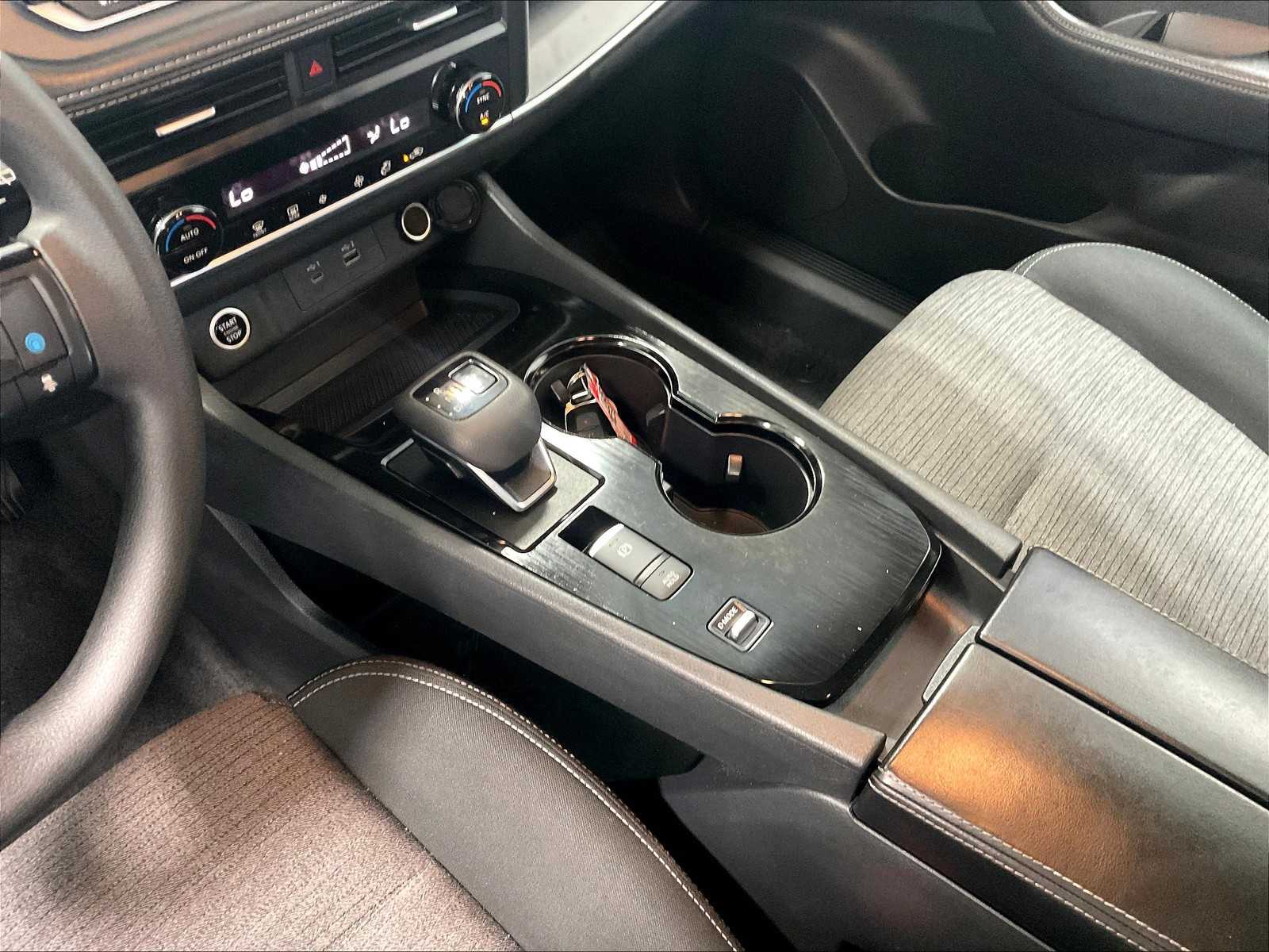 2023 Nissan Rogue SV photo 16