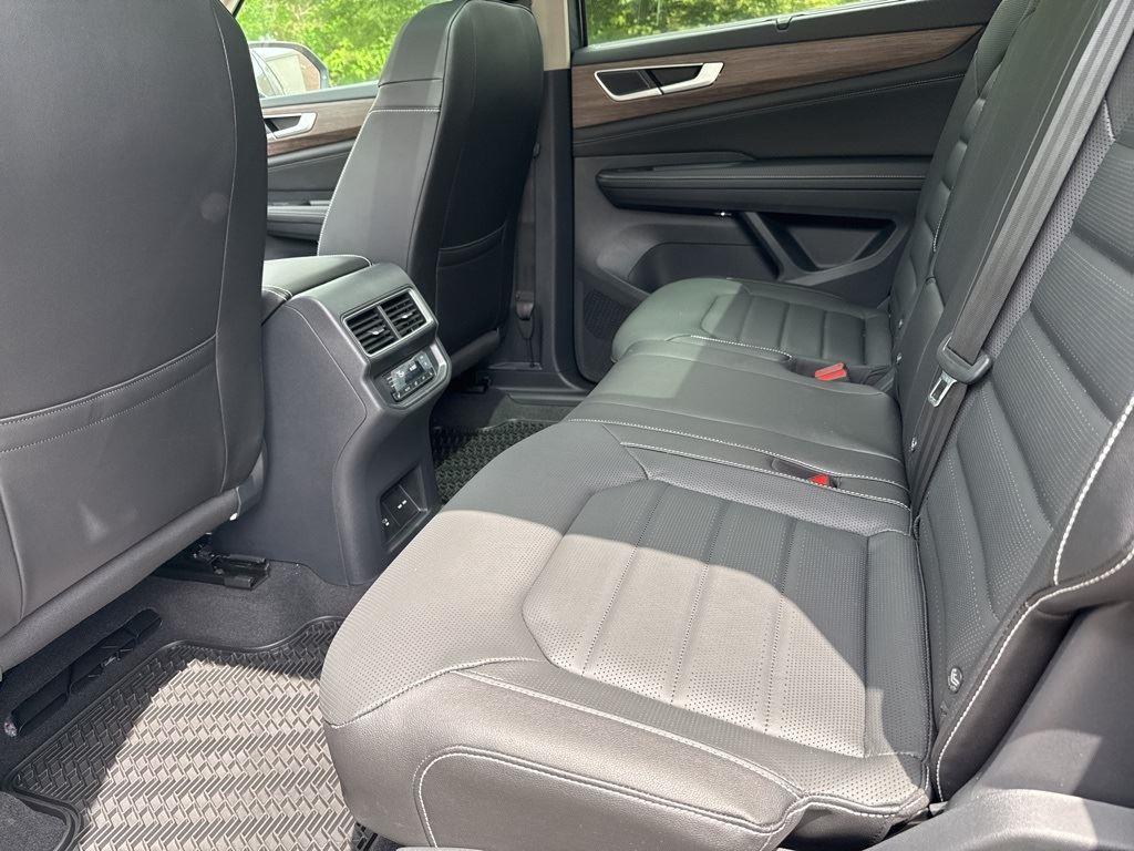 2025 Volkswagen Atlas SEL photo 25