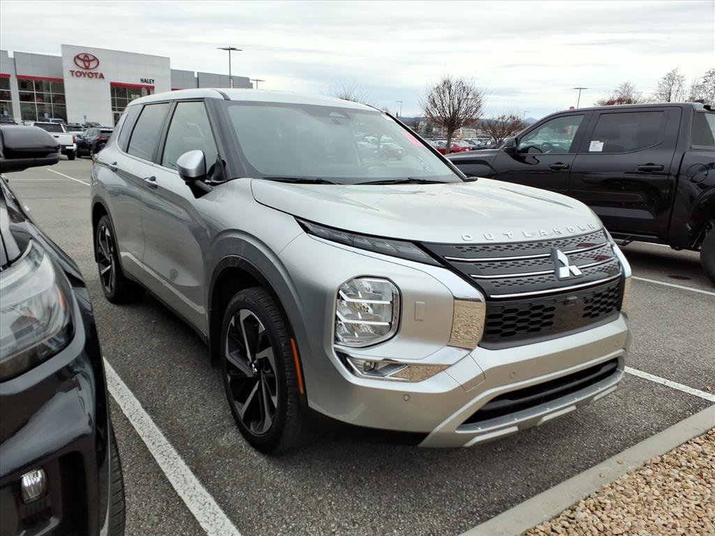 2023 Mitsubishi Outlander SE's photo