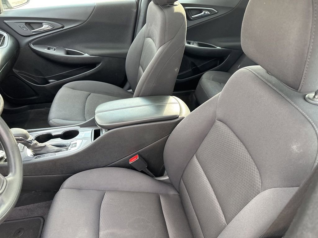 2023 Chevrolet Malibu 1LT photo 2