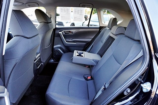2022 Toyota RAV4 LE photo 16