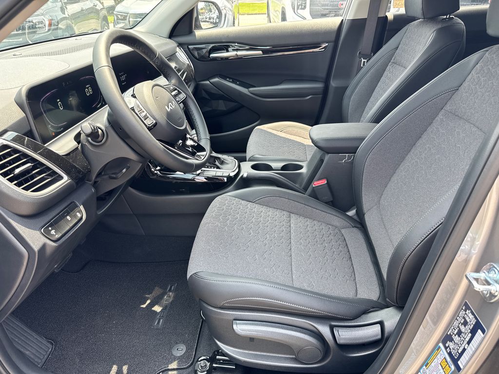 2025 Kia Seltos S photo 8
