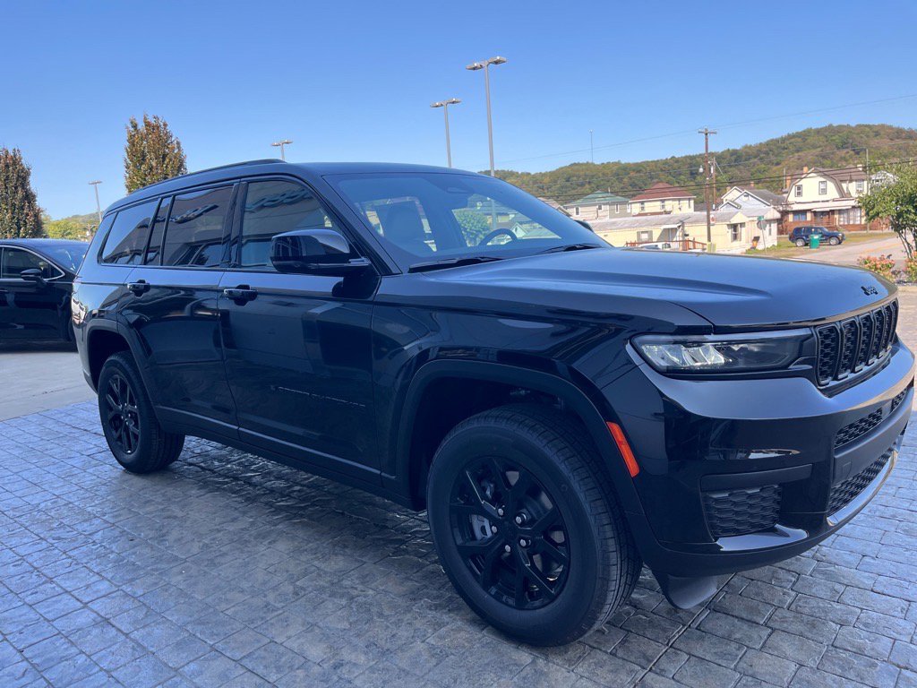 2025 Jeep Grand Cherokee Laredo Altitude photo 3