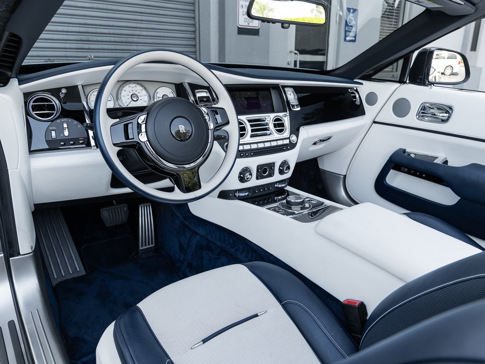 2018 Rolls Royce Dawn RR6 photo 2