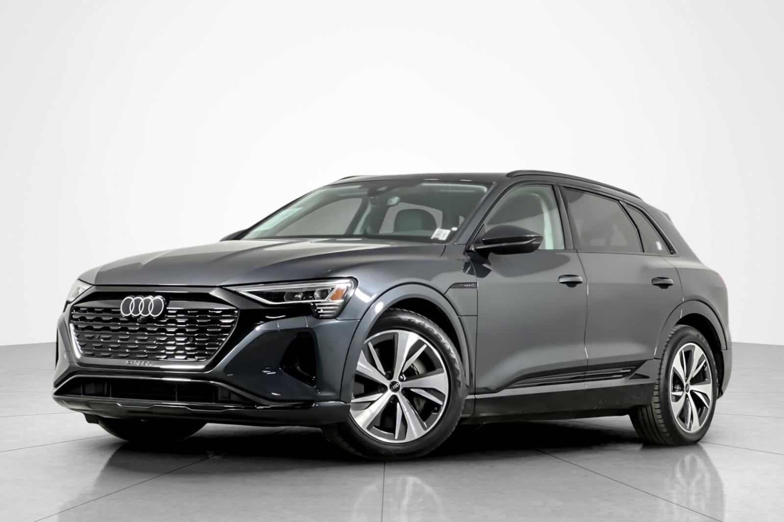 2024 Audi Q8 e-tron Premium's photo