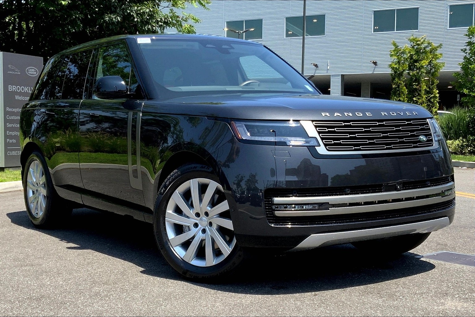 2025 Land Rover Range Rover SE photo 2