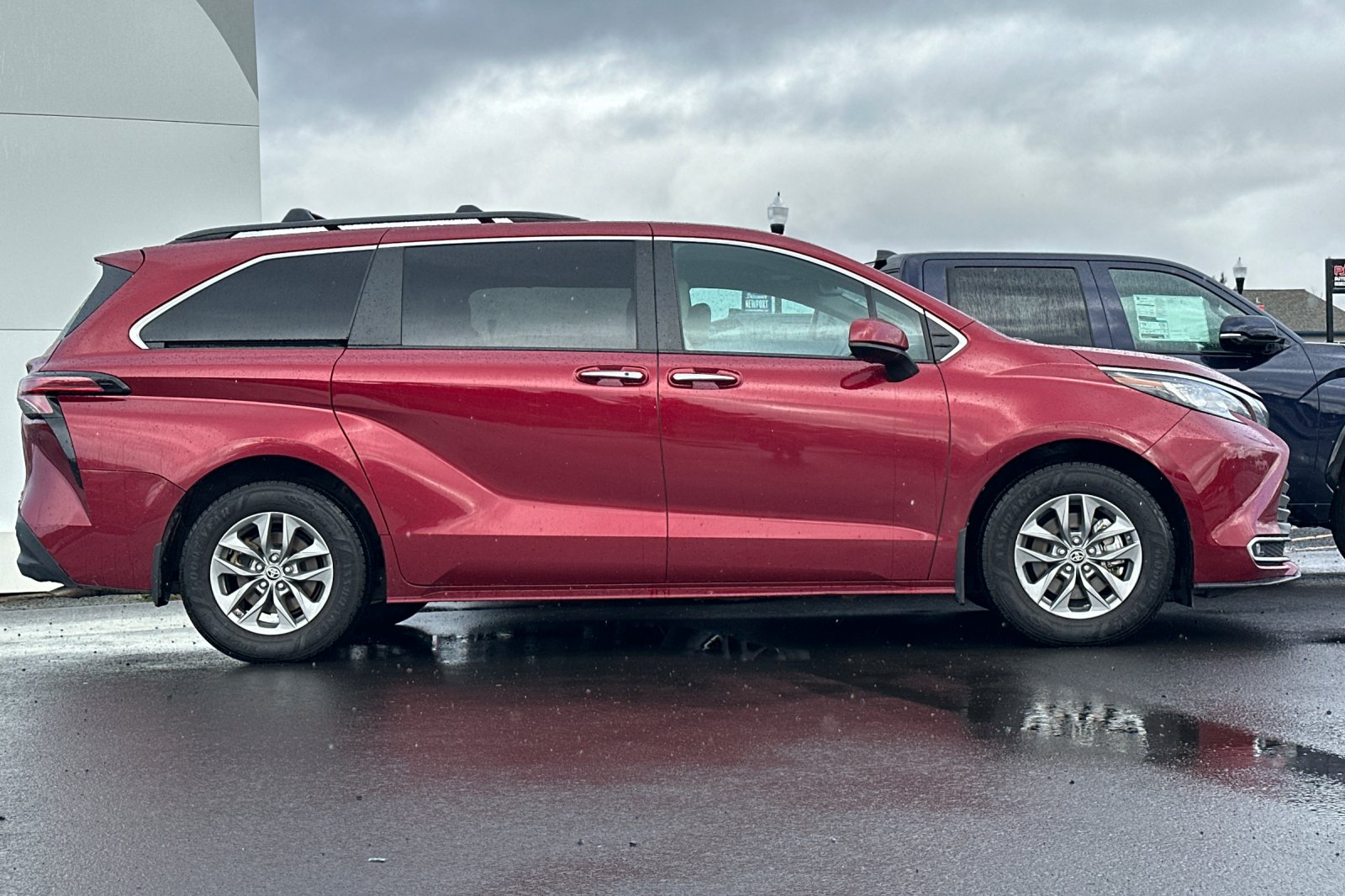 2022 Toyota Sienna XLE photo 2