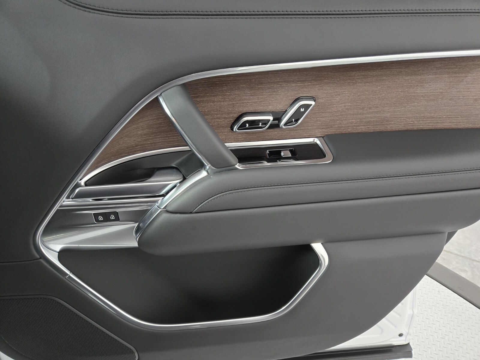 2025 Land Rover Range Rover SE photo 18