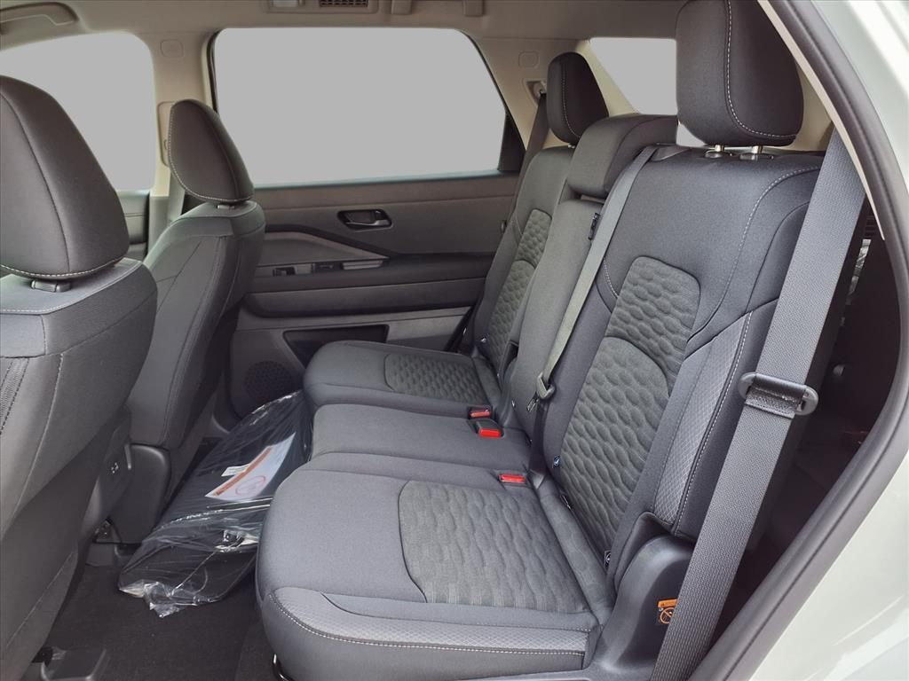 2025 Nissan Pathfinder S photo 3