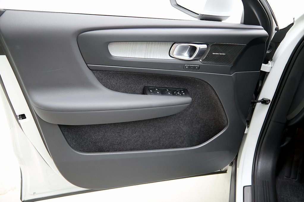 2024 VOLVO XC40 - Image 11