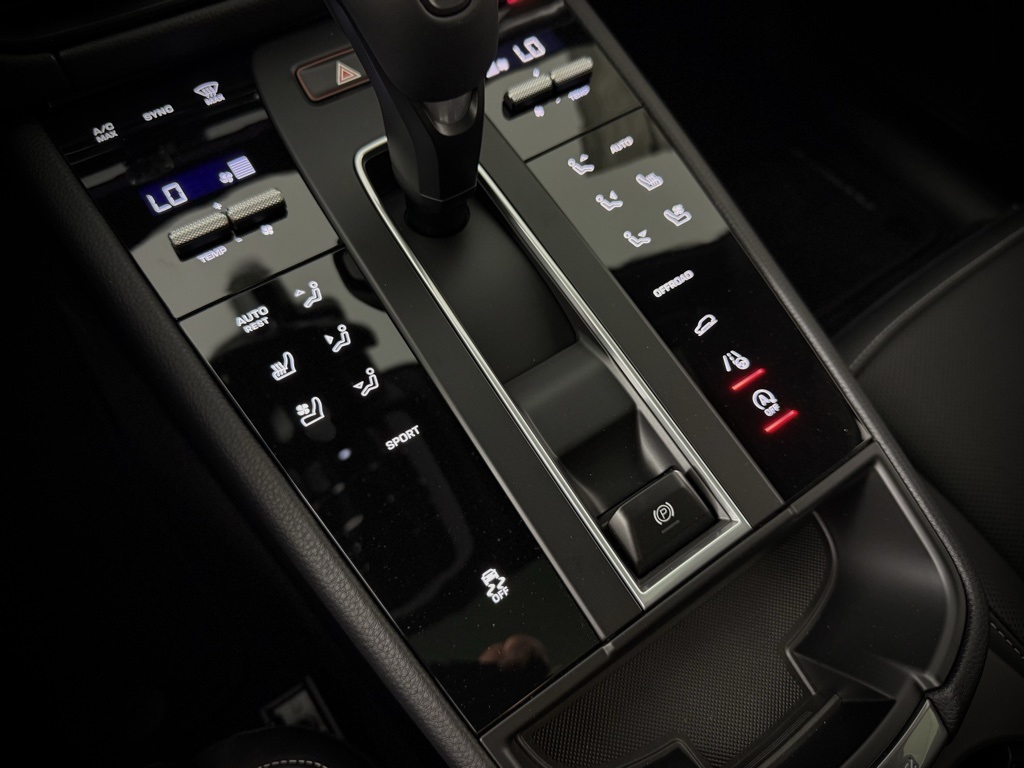 2025 Porsche Macan T photo 25