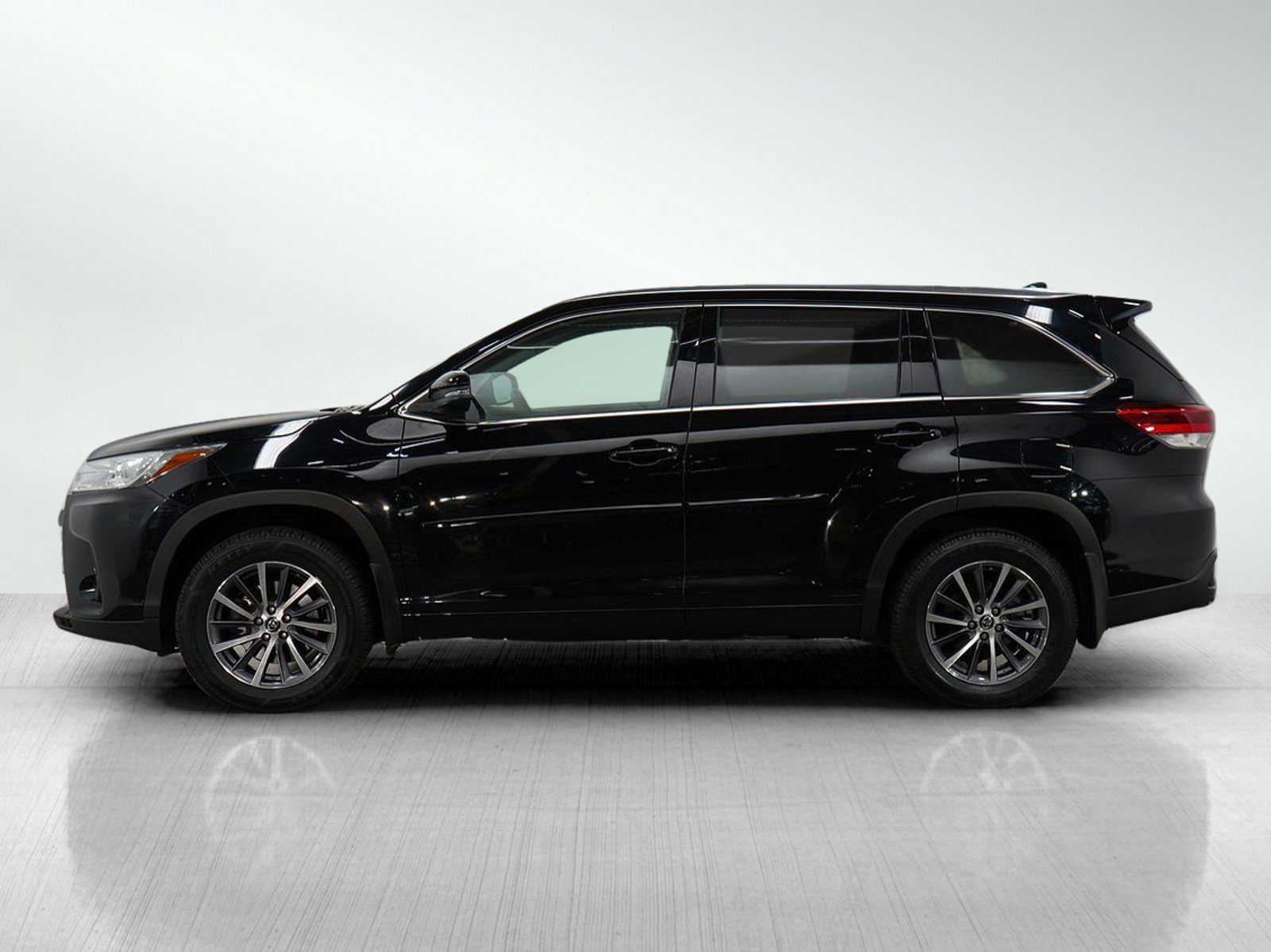 Used 2018 Toyota Highlander XLE with VIN 5TDJZRFHXJS547237 for sale in Burnsville, Minnesota