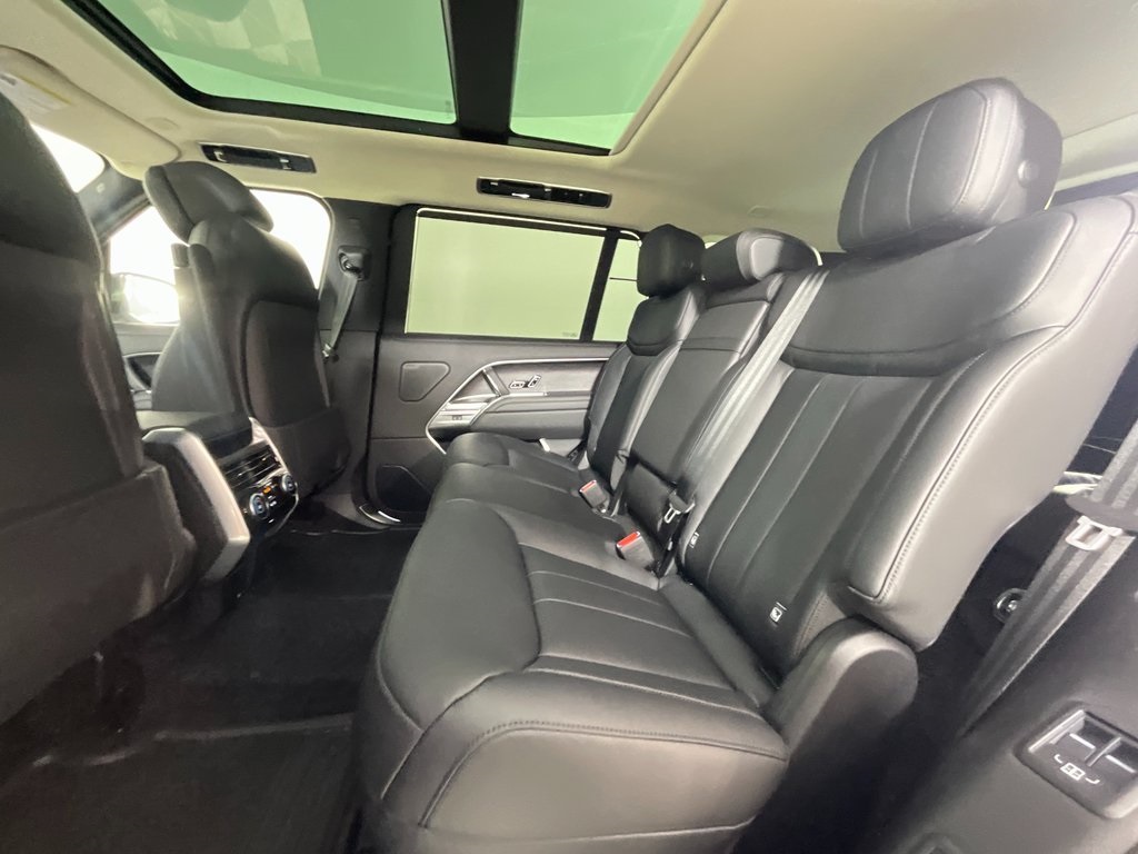 2025 Land Rover Range Rover SE photo 4