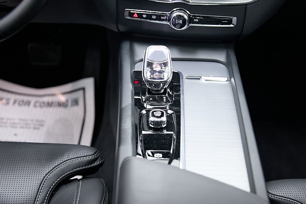 2024 VOLVO XC60 - Image 29
