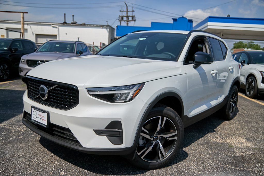 2026 VOLVO XC40 - Image 1