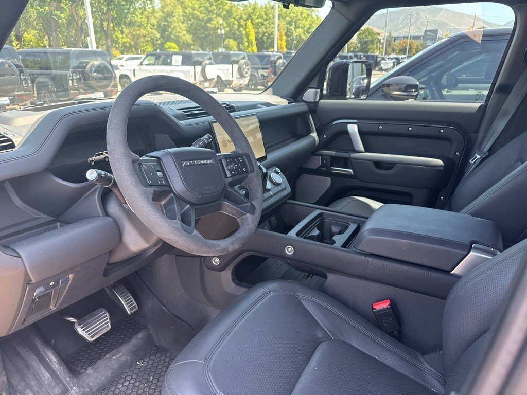 2024 Land Rover Defender V8 photo 4