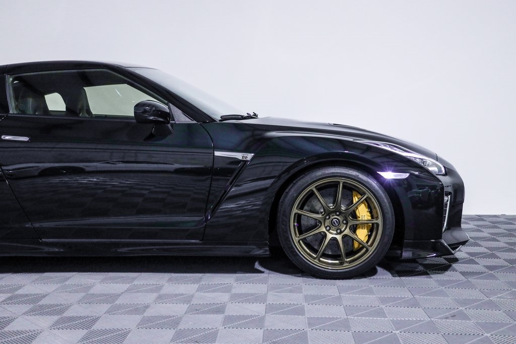 2021 Nissan GT-R Premium photo 2