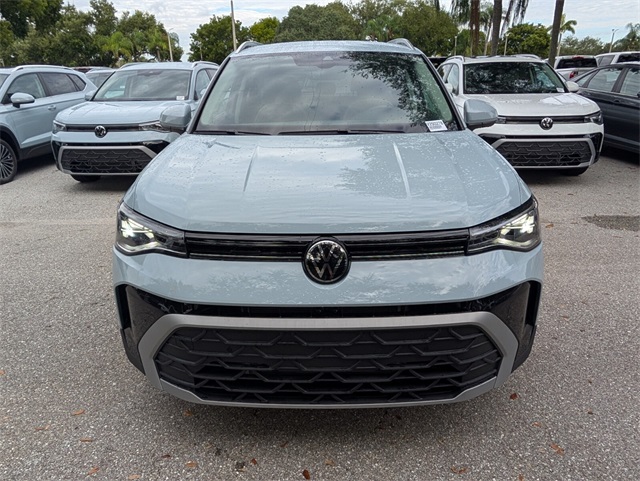 2025 Volkswagen Taos SE photo 3