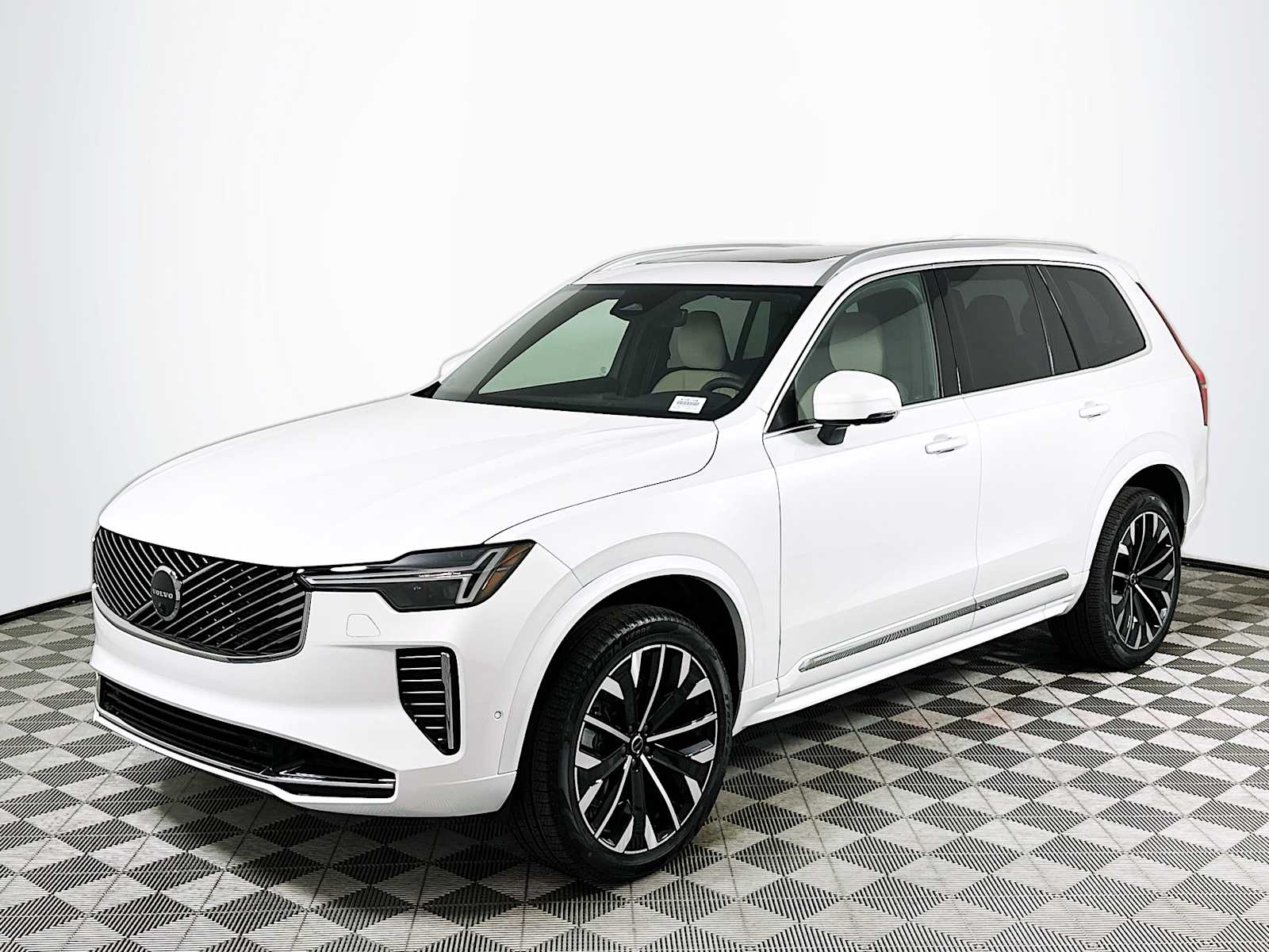 2025 Volvo XC90 B5 AWD Plus photo 3