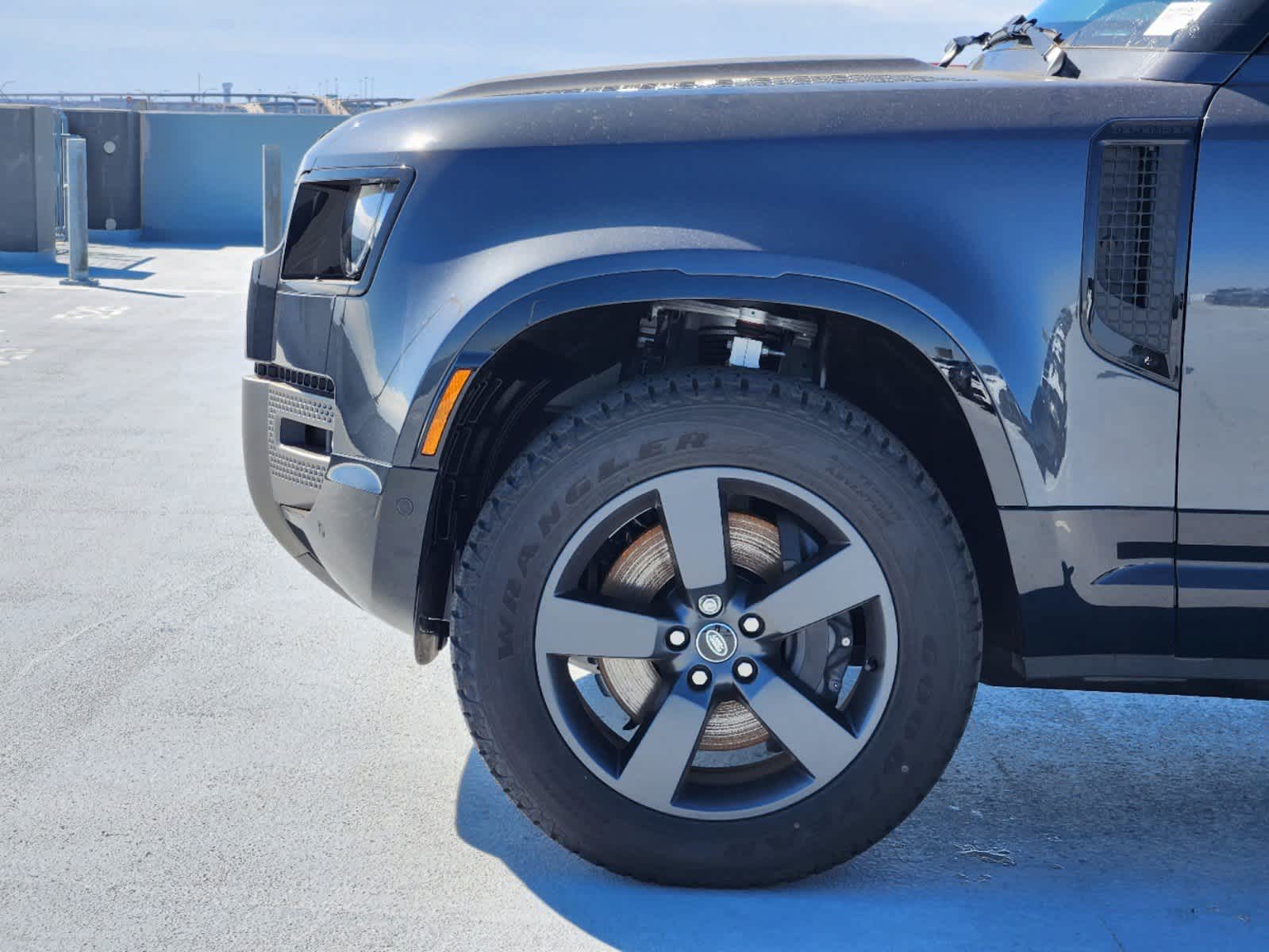 2025 Land Rover Defender 110 X-Dynamic SE photo 9