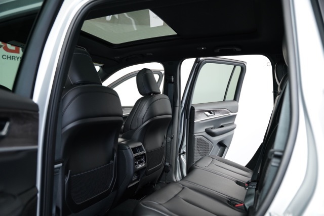 2025 Jeep Grand Cherokee Limited photo 28
