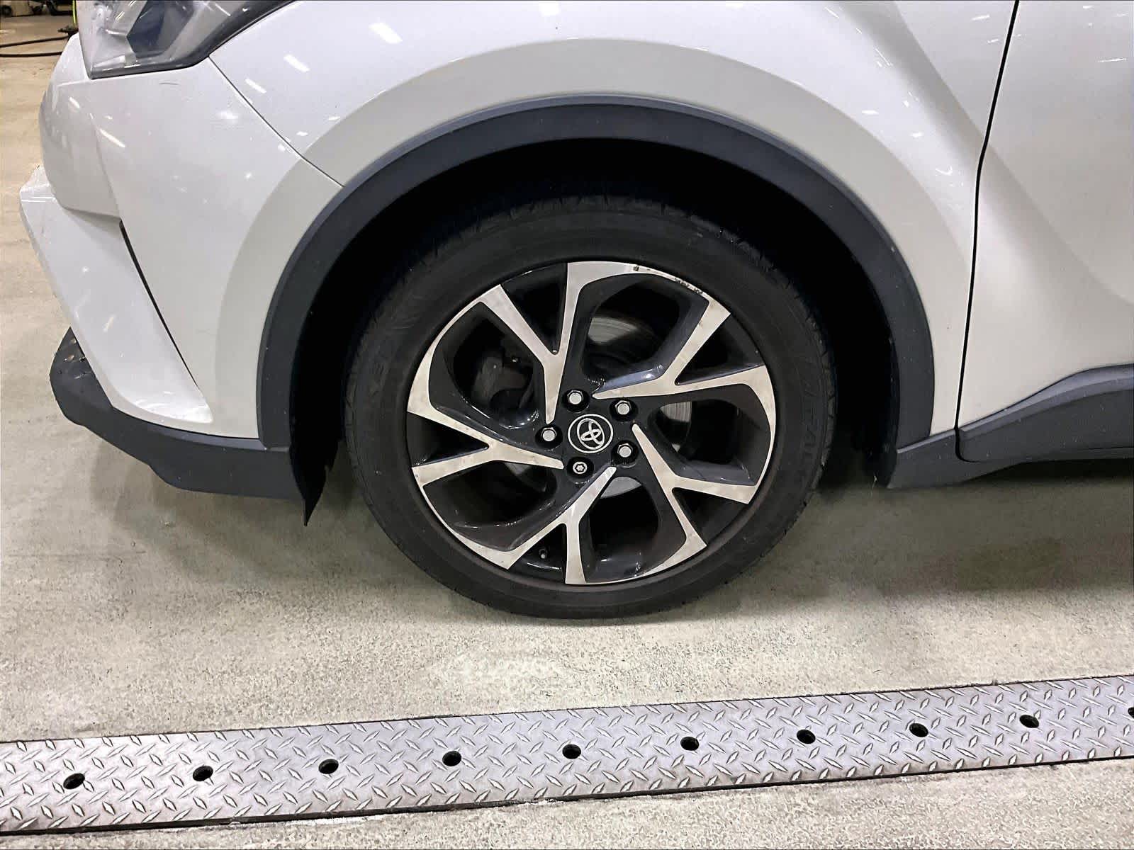 2019 Toyota C-HR XLE photo 4