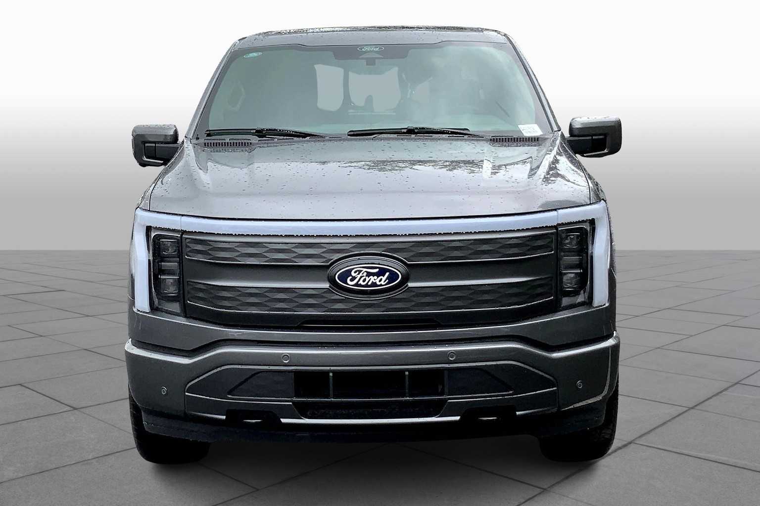2025 Ford F-150 Lightning Lariat photo 3