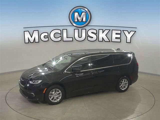 2024 Chrysler Pacifica Touring's photo