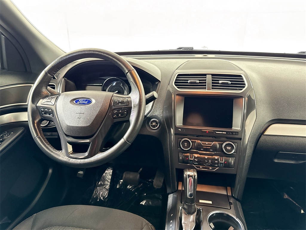 2017 Ford Explorer XLT photo 7