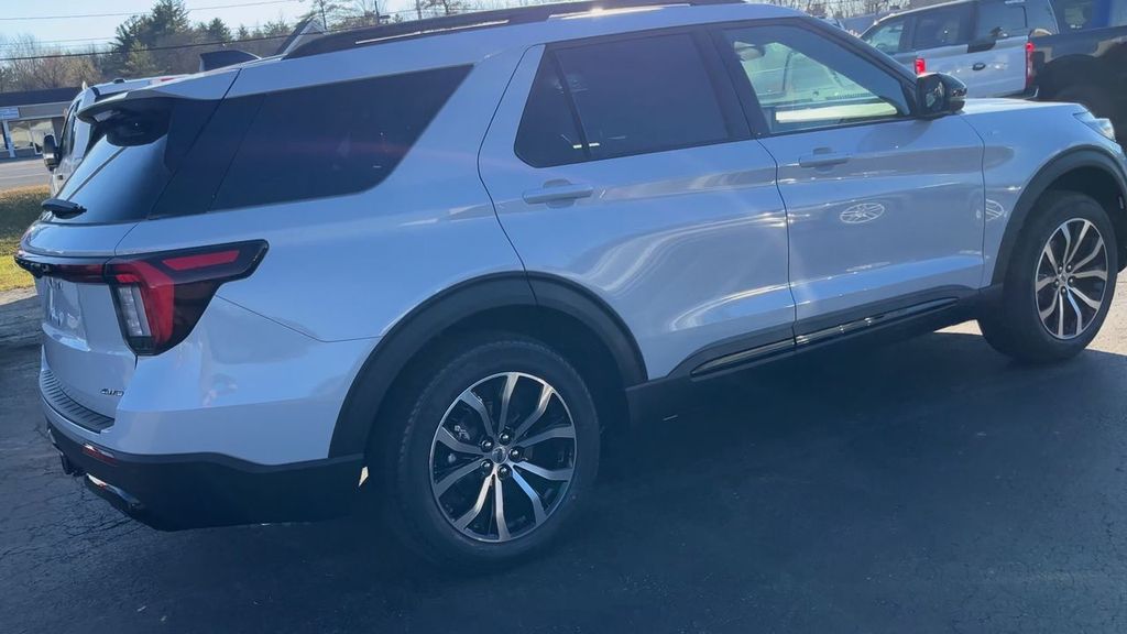 2026 Ford Explorer ST-Line photo 3