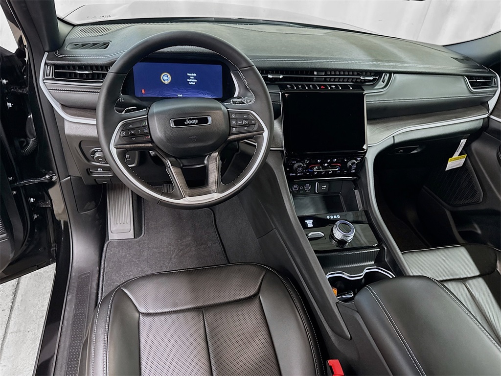 2025 Jeep Grand Cherokee Limited photo 4