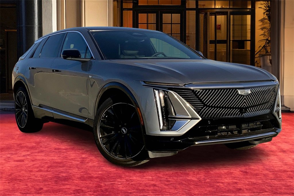 2025 Cadillac Lyriq Luxury photo 2