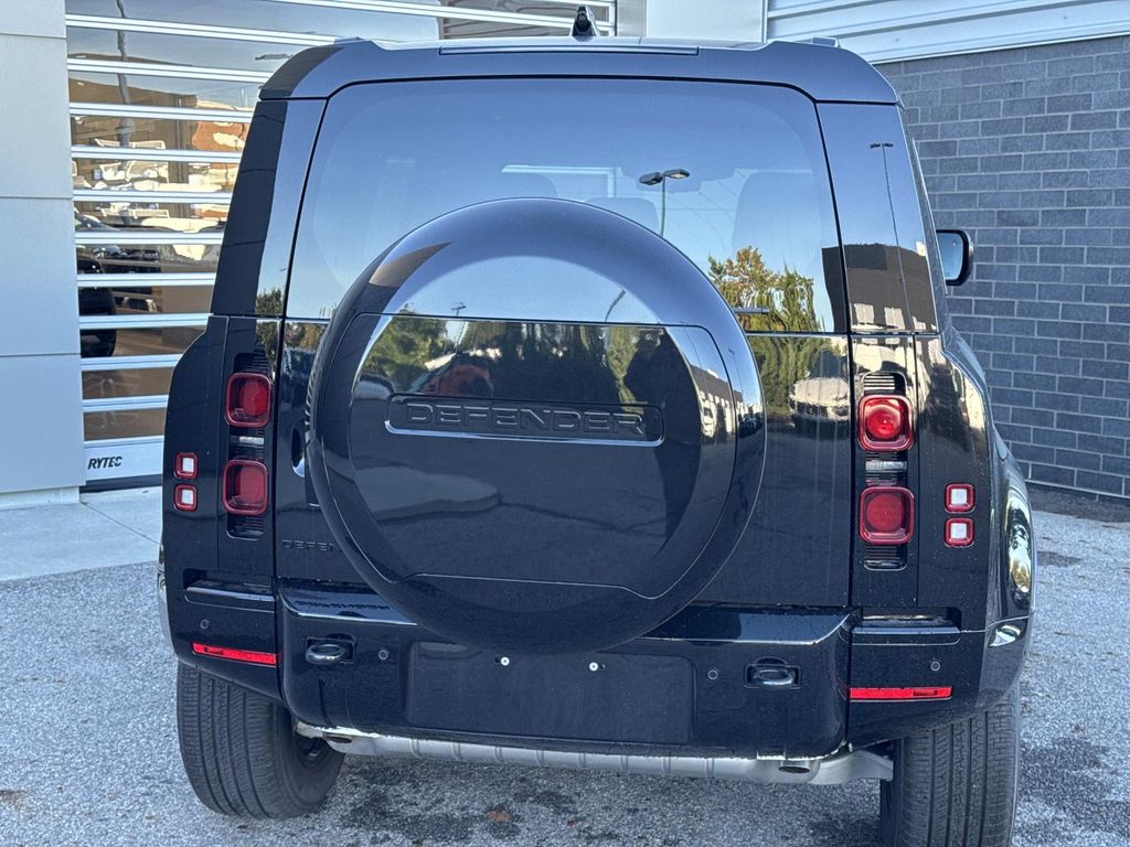 2025 Land Rover Defender 110 X-Dynamic SE photo 3