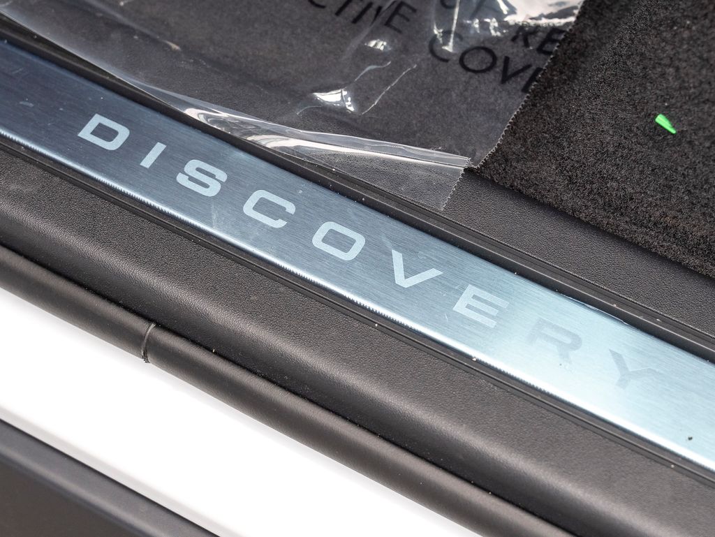 2025 Land Rover Discovery S photo 14