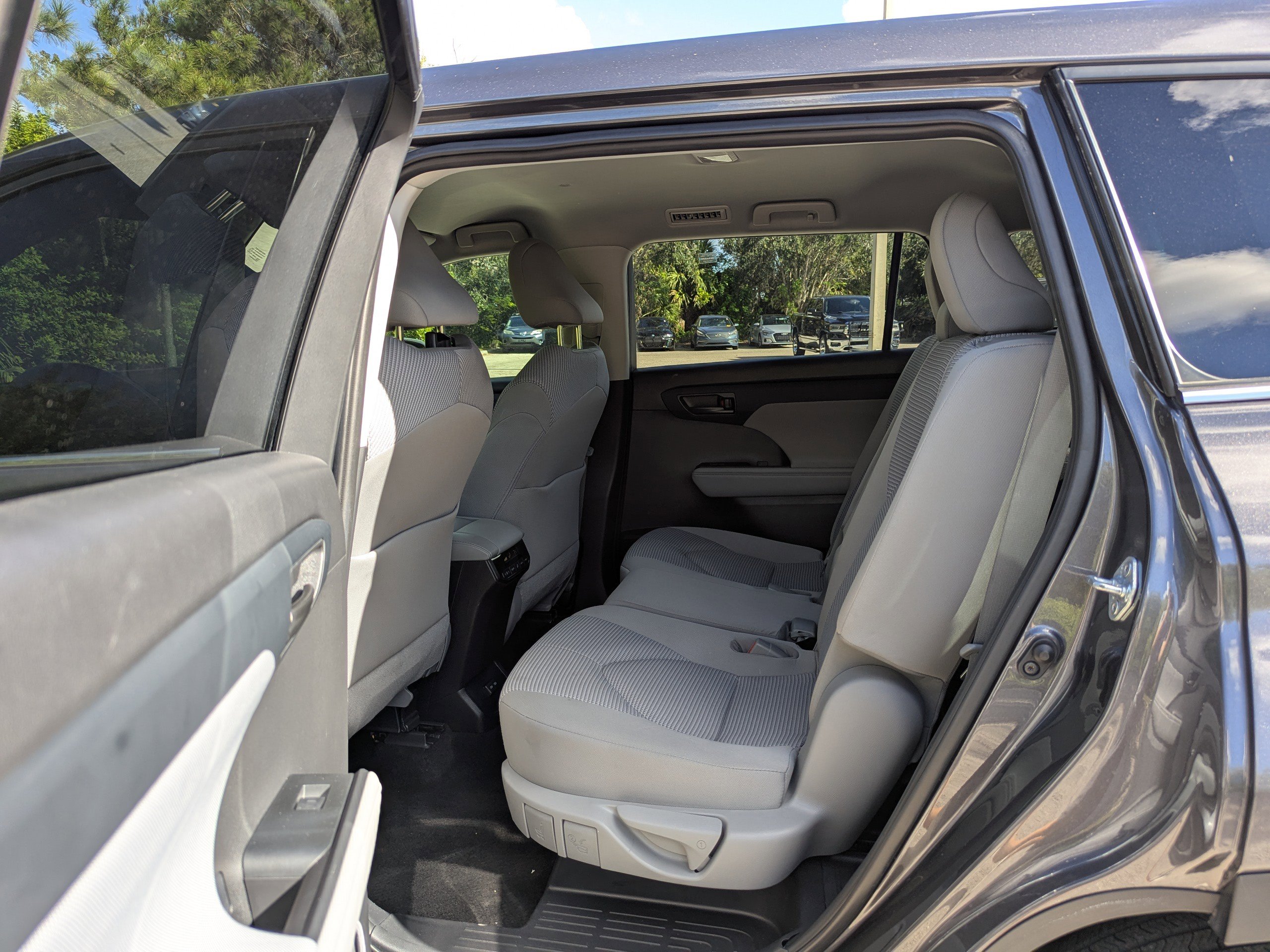 2022 Toyota Highlander LE photo 19