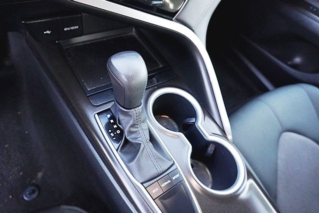 Used 2023 White Toyota LE image 28