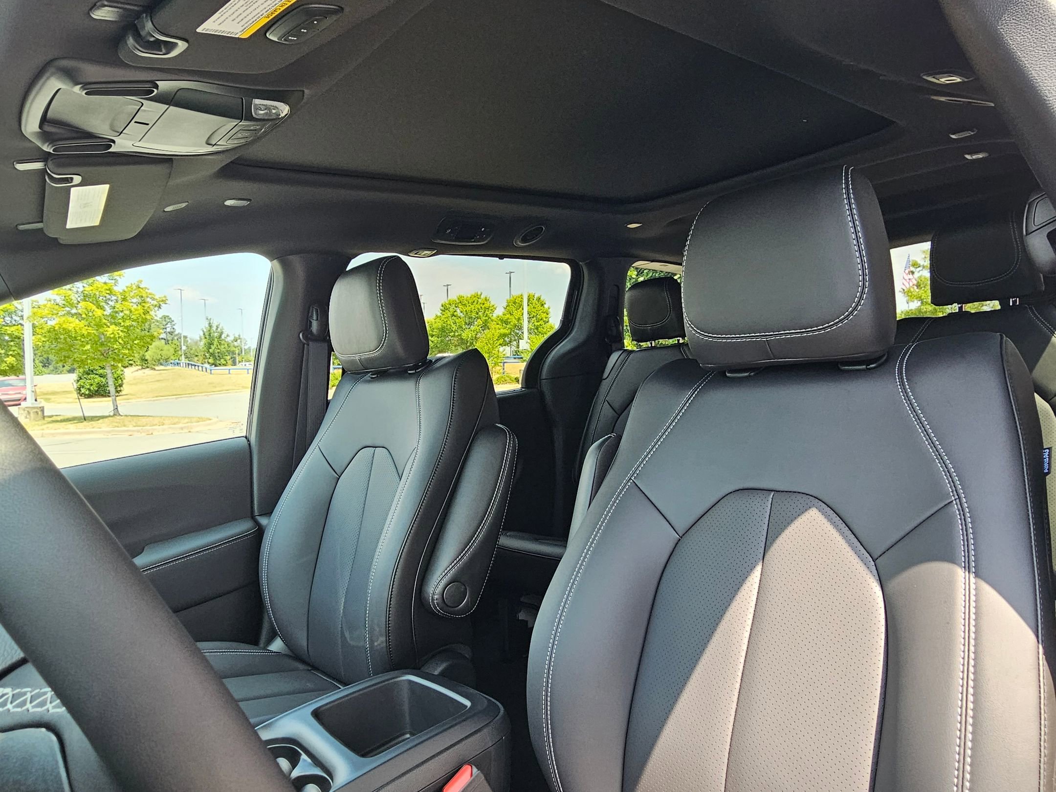 2026 Chrysler Pacifica photo 18
