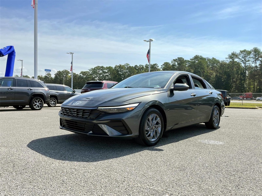 2024 Hyundai Elantra SEL photo 2