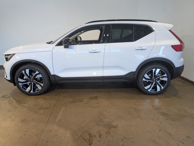 2026 Volvo XC40 photo 3