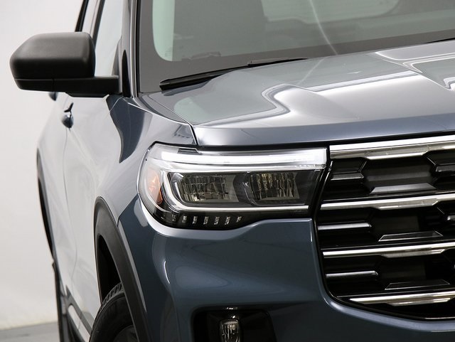 2025 Ford Explorer photo 3