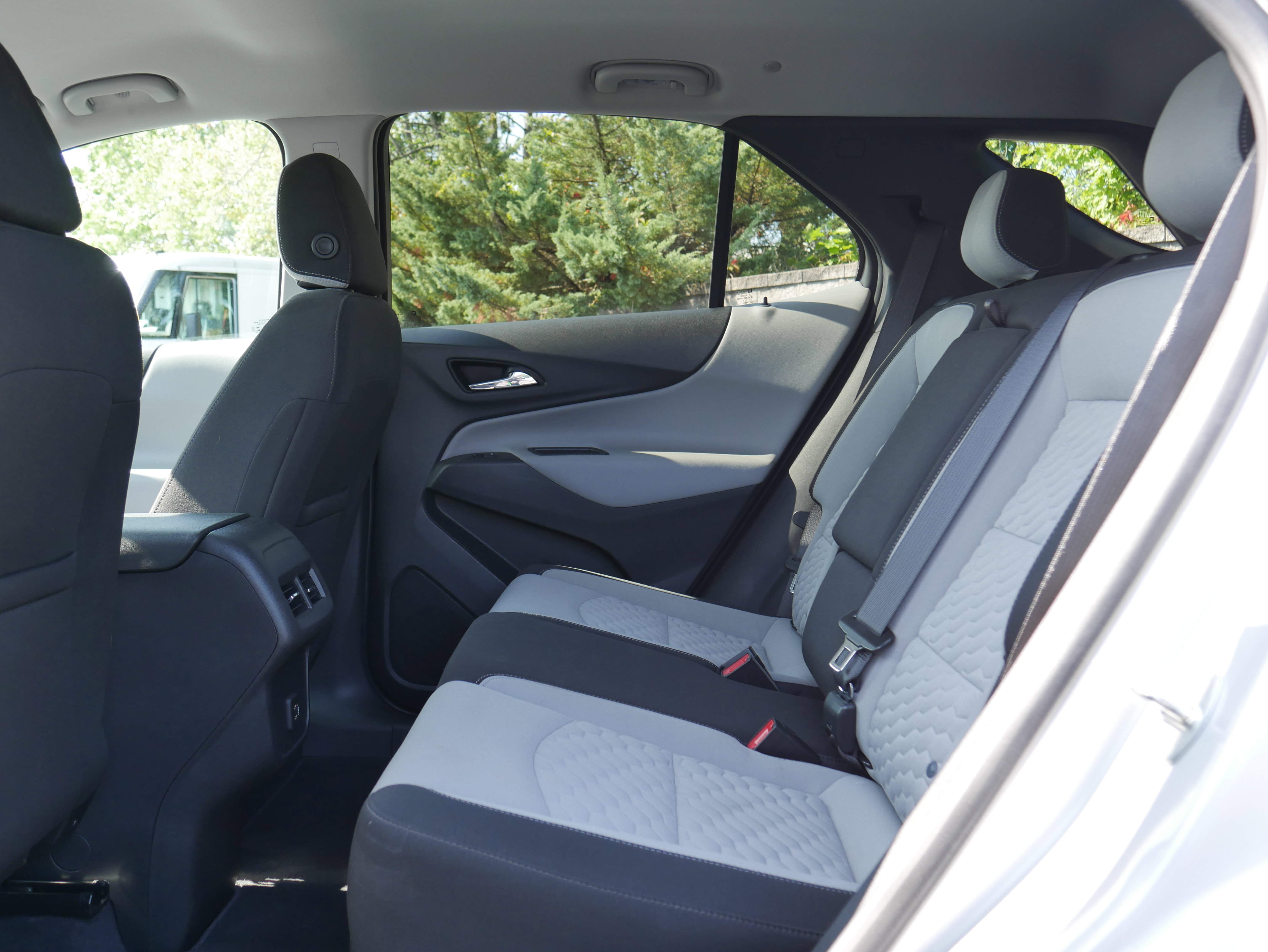 2021 Chevrolet Equinox LS photo 3