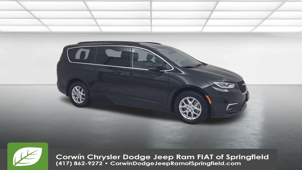 2022 Chrysler Pacifica Touring L photo 2
