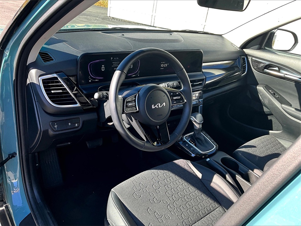 2025 Kia Seltos S photo 8