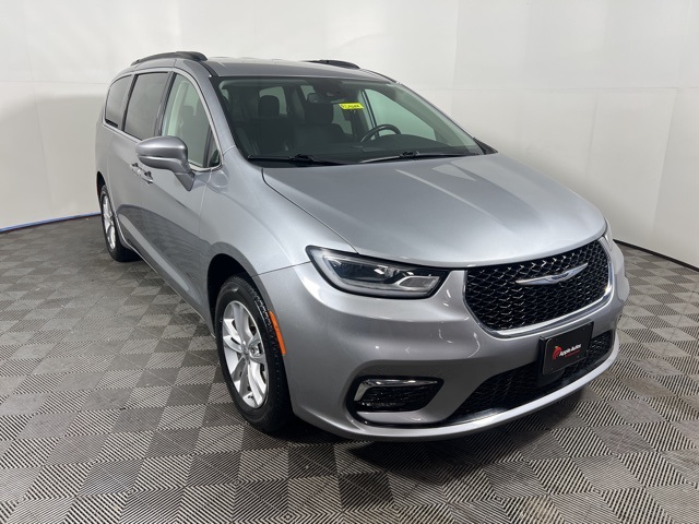 2021 Chrysler Pacifica Touring's photo