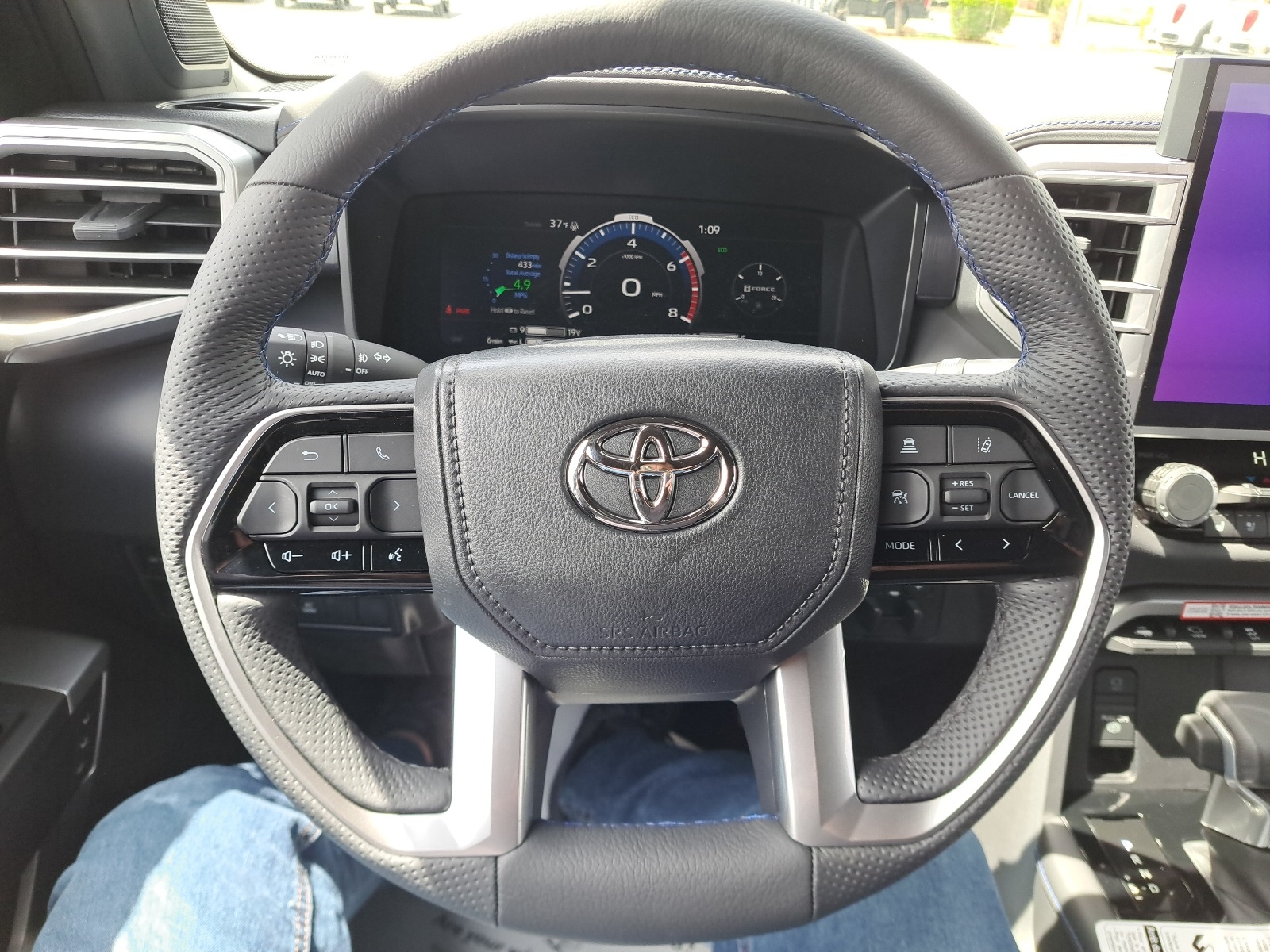 2025 Toyota Tundra Platinum CrewMax photo 33