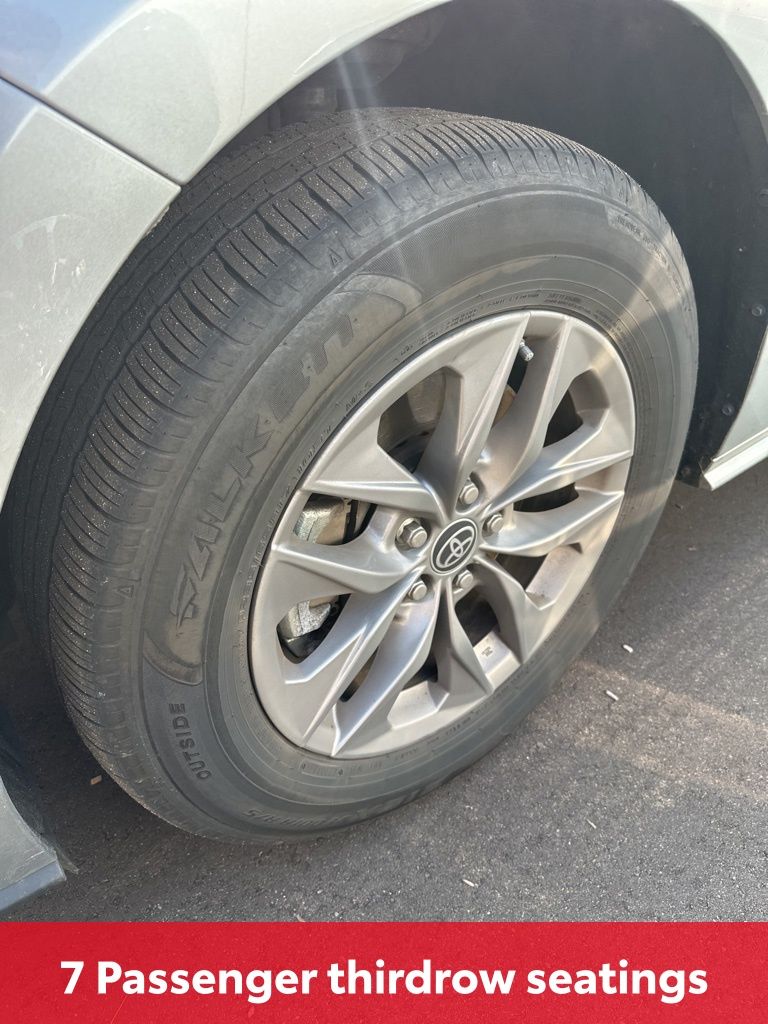 2021 Toyota Sienna XLE photo 2