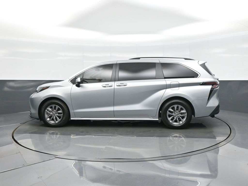 2023 Toyota Sienna LE photo 4