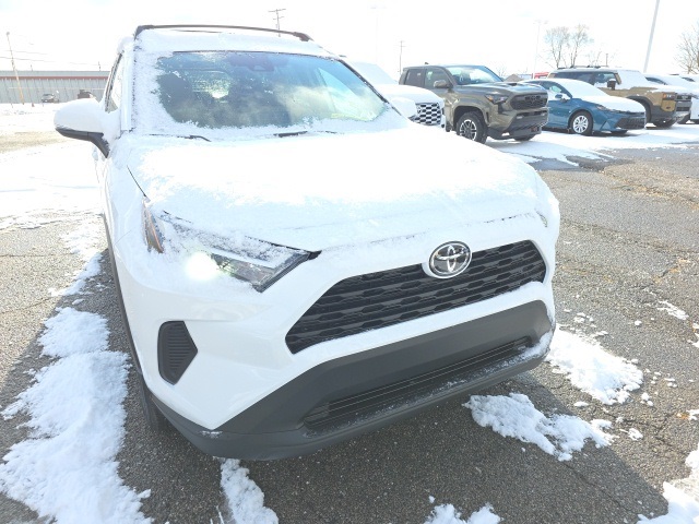 2025 Toyota RAV4 XLE's photo