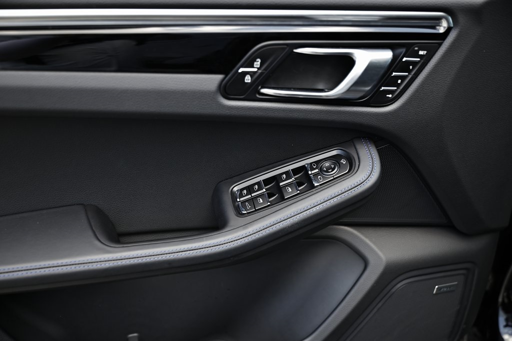 2025 Porsche Macan T photo 15